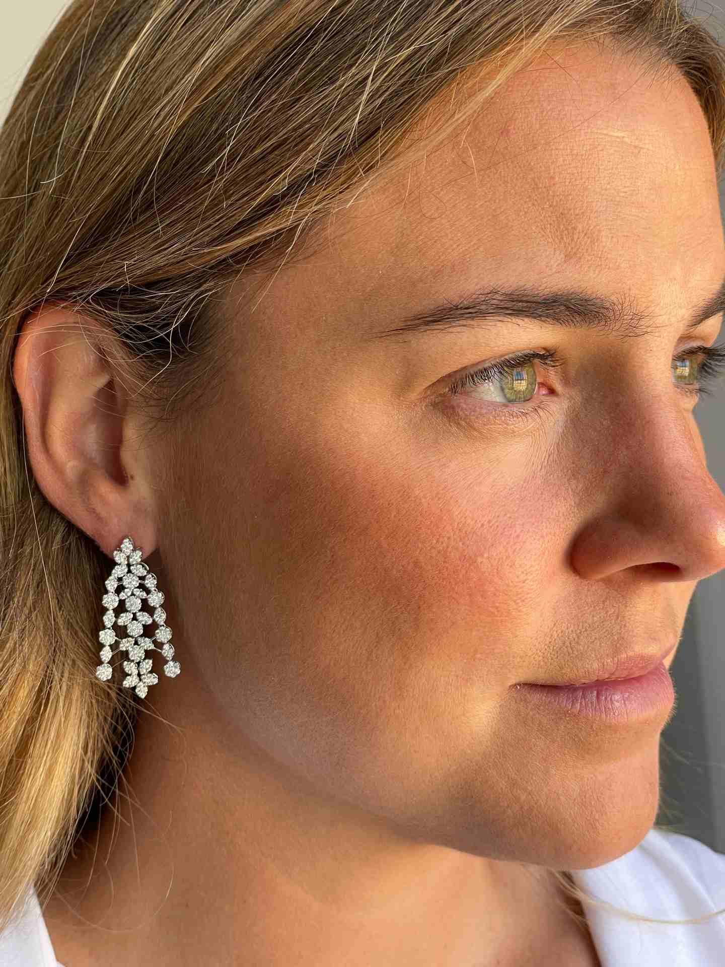 Pendiente SALAS largo con brillantes en oro blanco 18 ktes.