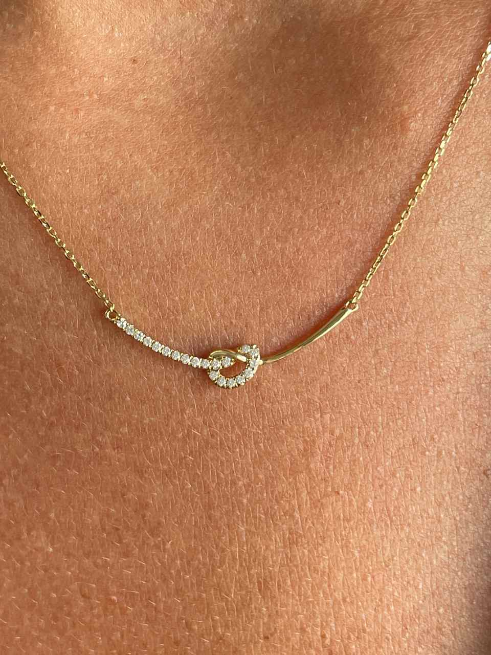 Gargantilla HIGO barra con nudo en oro amarillo 18 ktes y brillantes