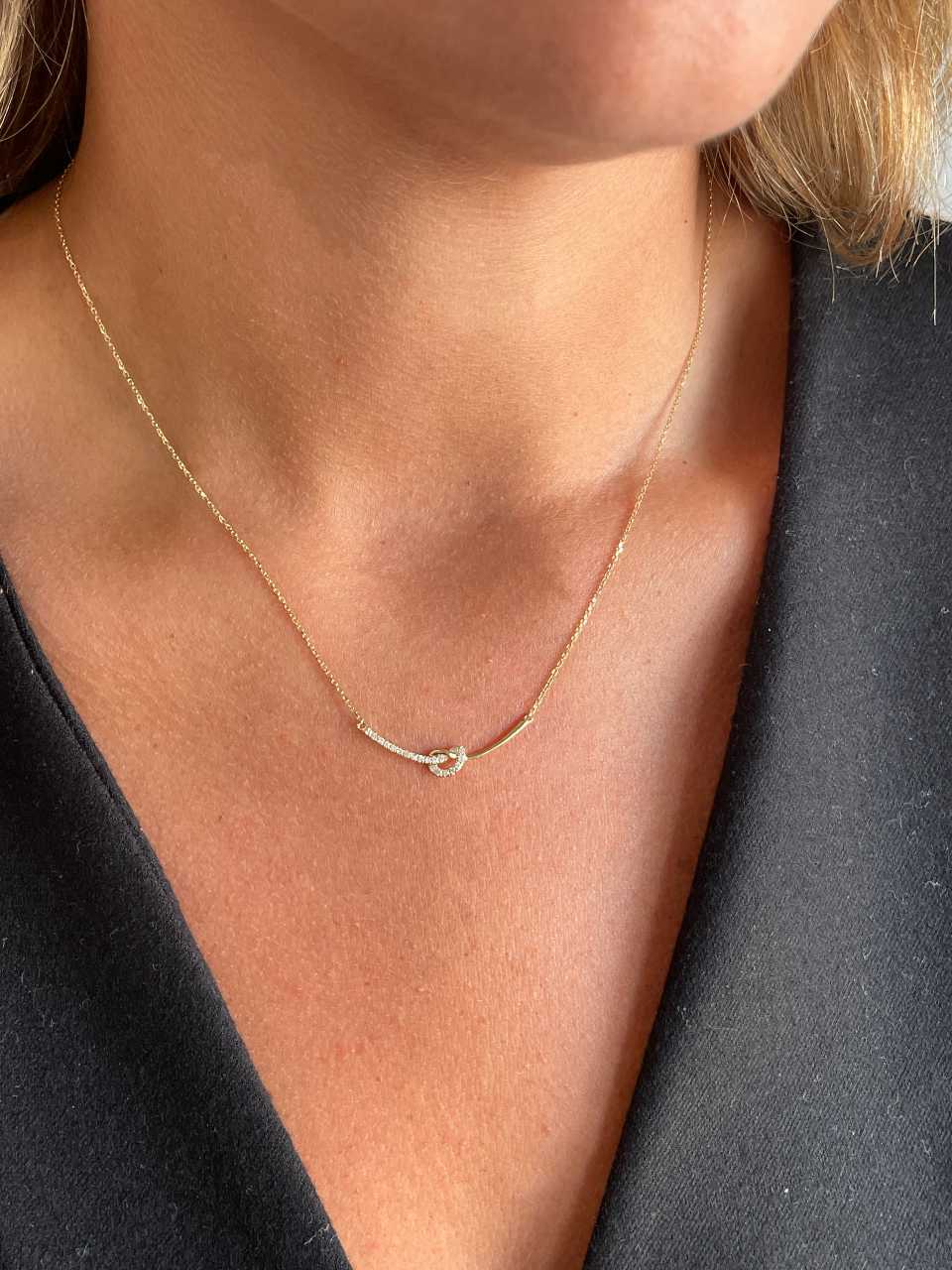 Gargantilla HIGO barra con nudo en oro amarillo 18 ktes y brillantes