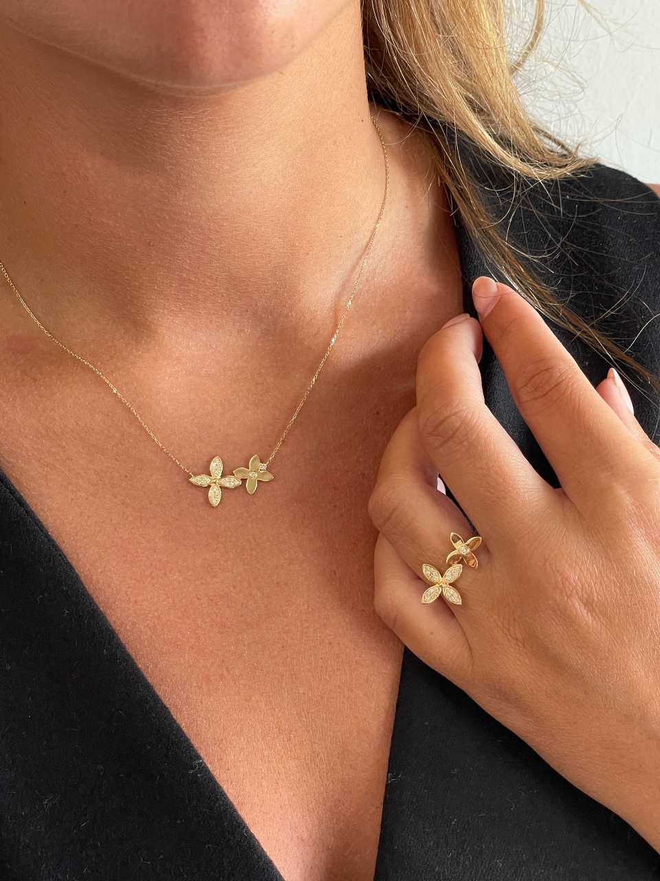 Gargantilla LIMON con flores en oro amarillo 18 ktes y brillantes.