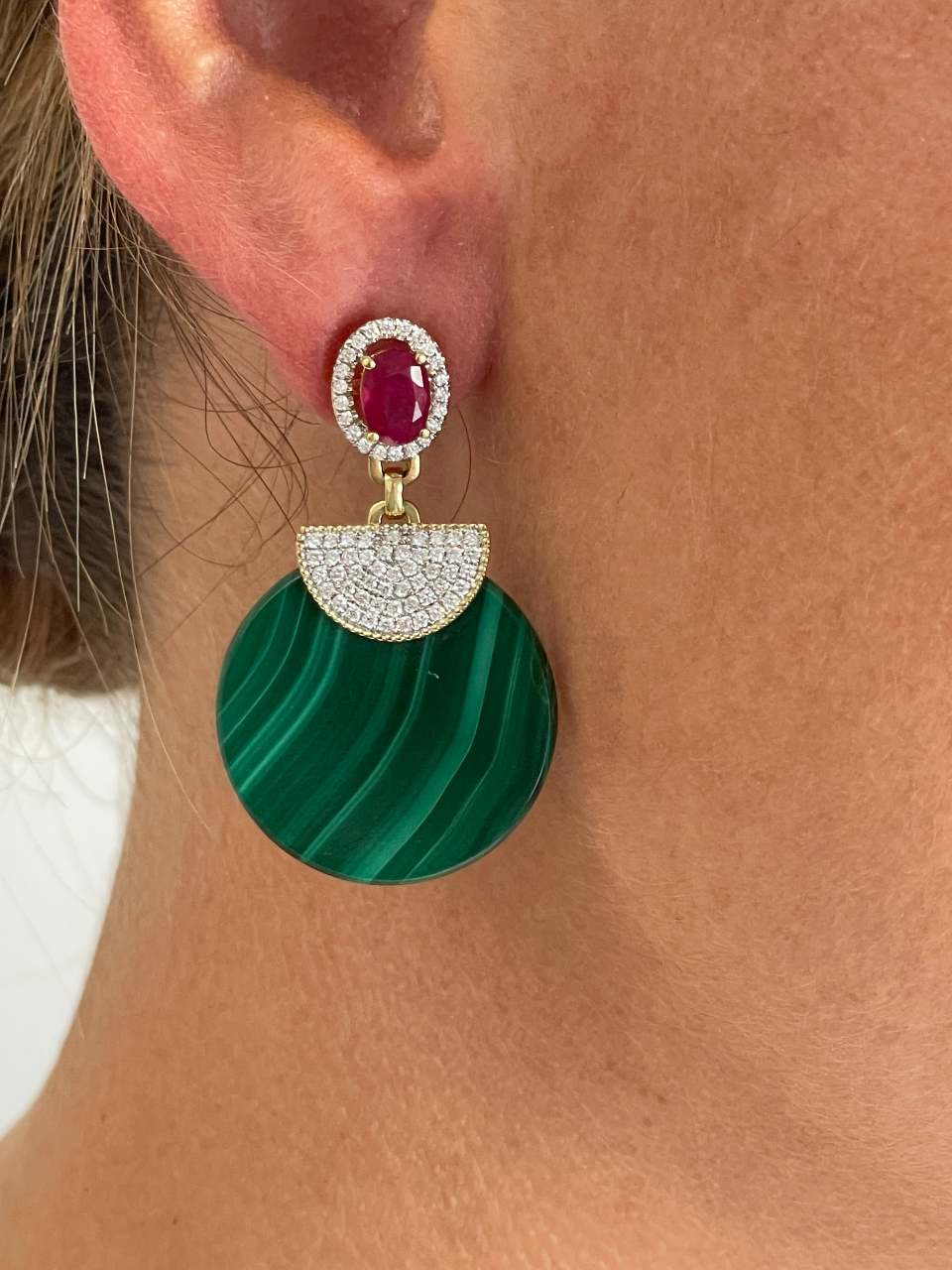 Pendientes AGUAJE oro amarillo 18 ktes con rubie, malaquita y brillantes