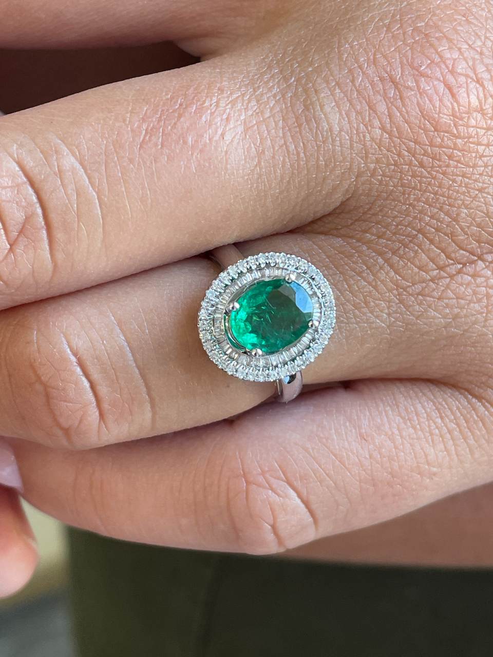 Anillo GUARANA roseta esmeralda baguettes y brillantes oro blanco de 18 ktes