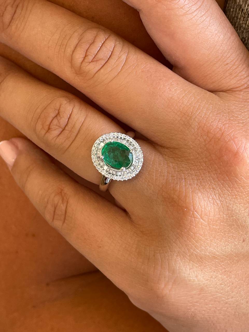 Anillo GUARANA roseta esmeralda baguettes y brillantes oro blanco de 18 ktes