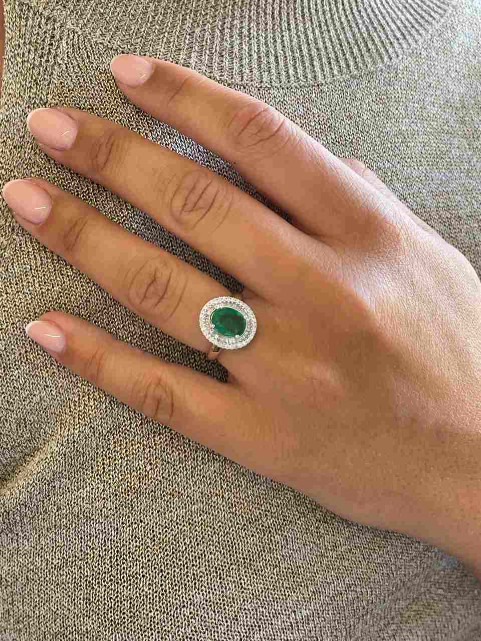 Anillo GUARANA roseta esmeralda baguettes y brillantes oro blanco de 18 ktes