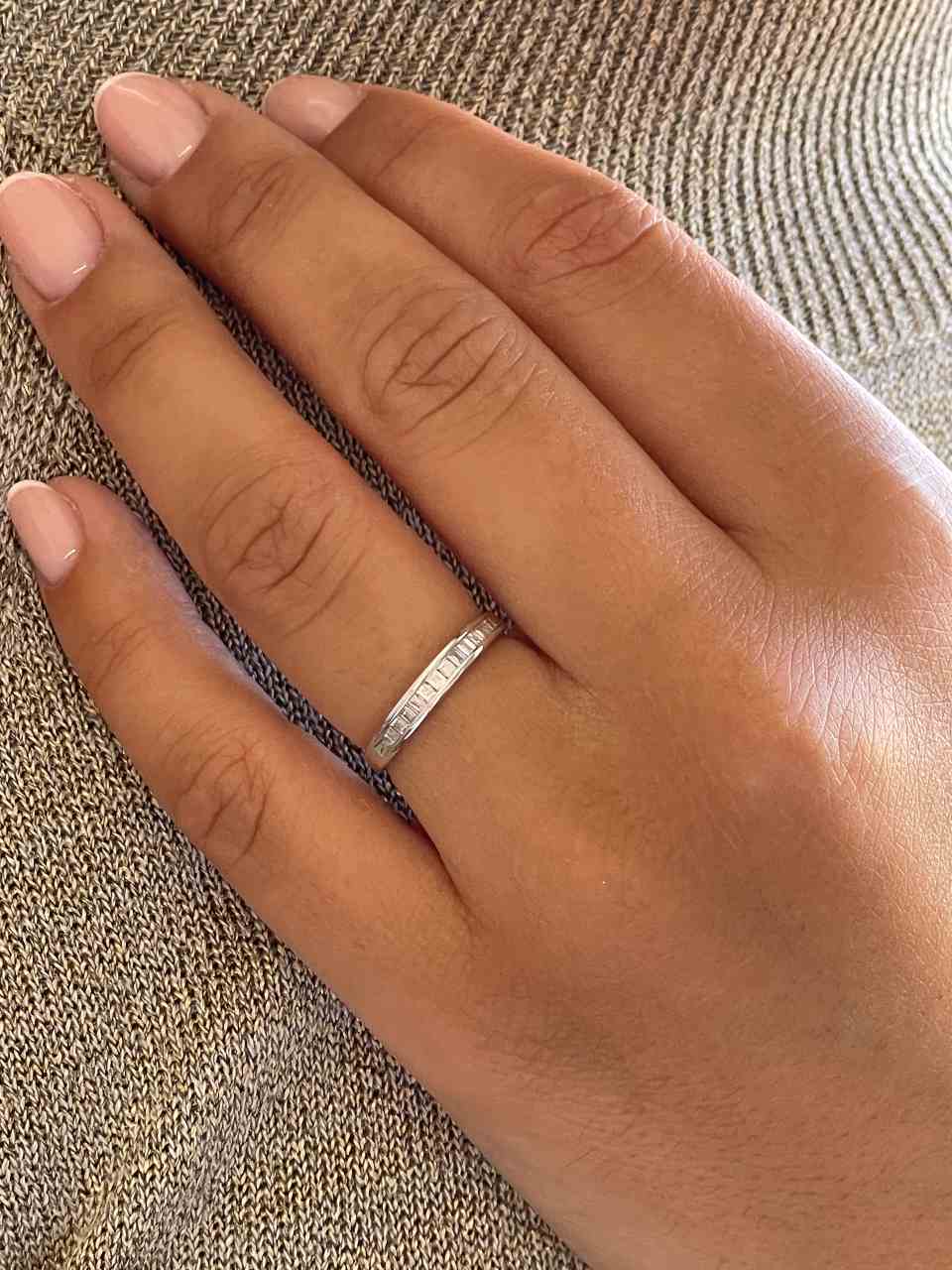 Anillo PULASAN alianza de diamantes talla baguettes en oro blanco 18 ktes