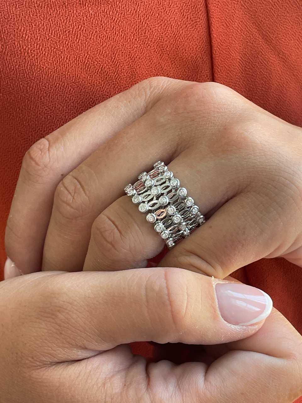 Anillo CAS y pulsera en brillantes de oro blanco en 18 kilates