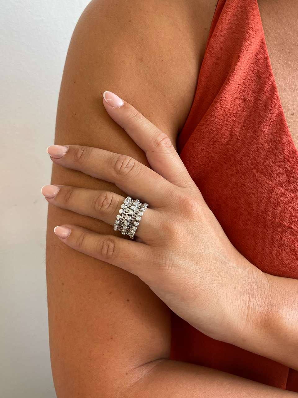 Anillo CAS y pulsera en brillantes de oro blanco en 18 kilates