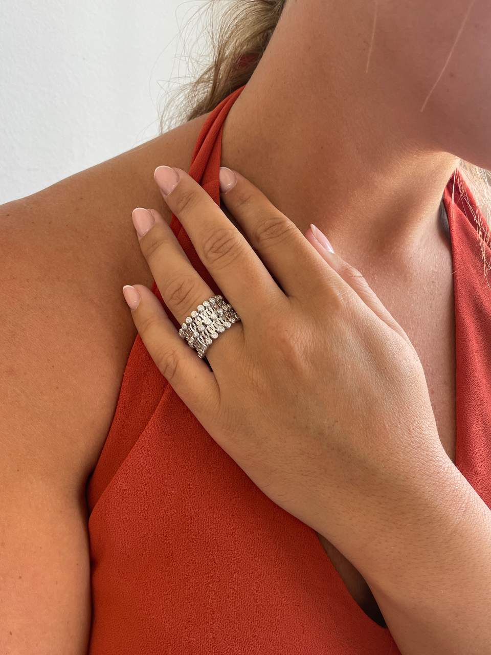 Anillo CAS y pulsera en brillantes de oro blanco en 18 kilates