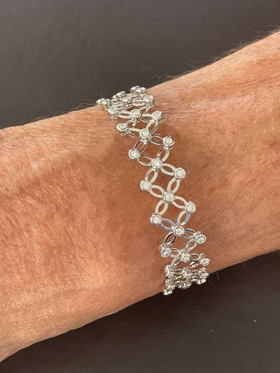 Anillo CAS y pulsera en brillantes de oro blanco en 18 kilates