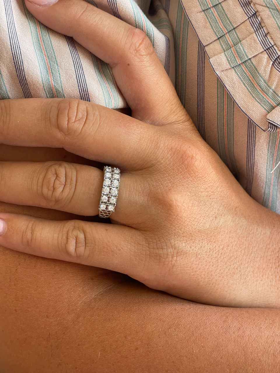 Anillo OROSEI alianzas en oro blanco 18 ktes con brillantes.