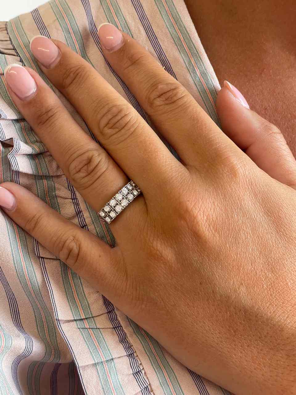 Anillo OROSEI alianzas en oro blanco 18 ktes con brillantes.