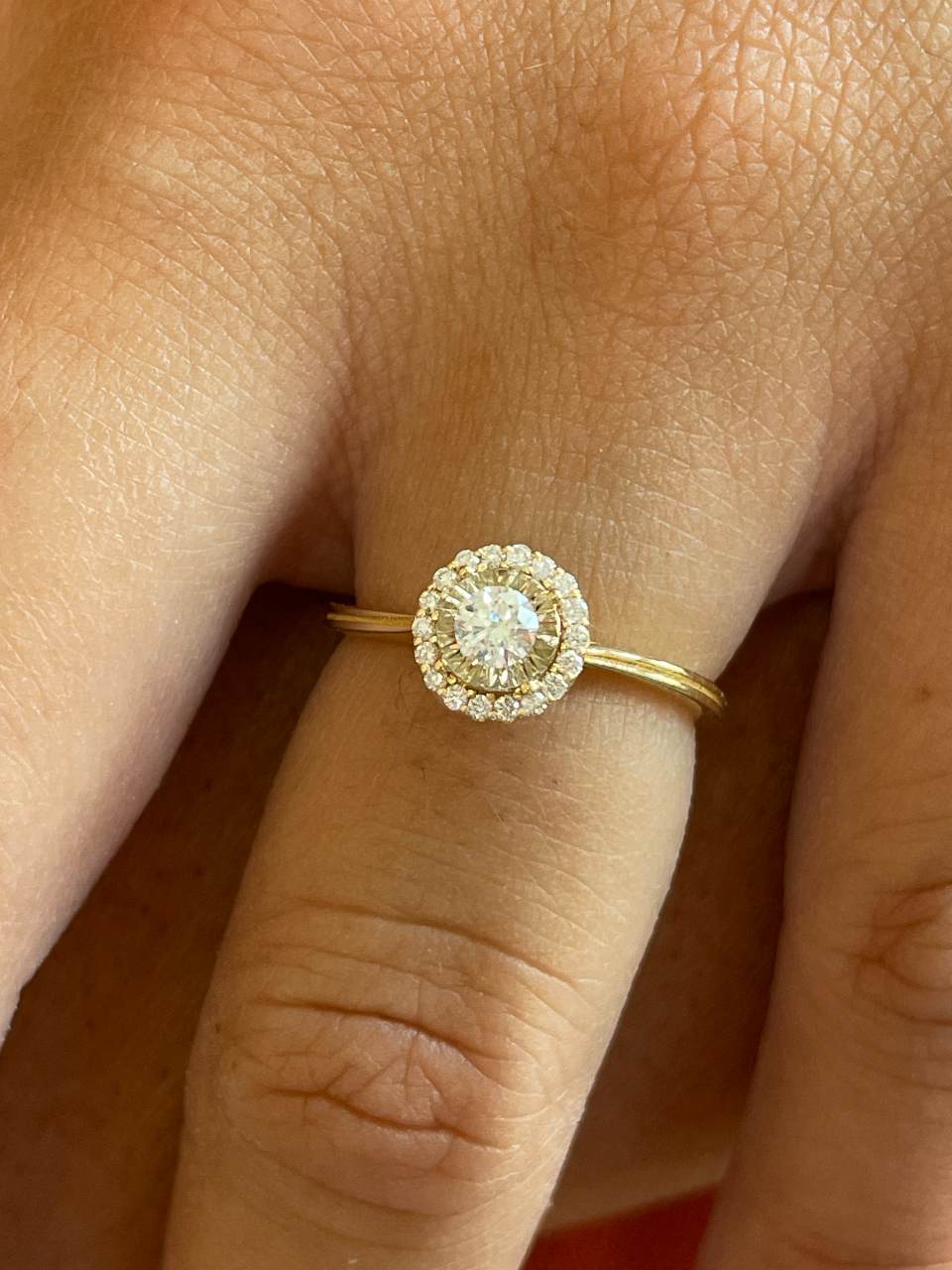 Anillo MANGABA solitario roseta con diamantes en oro amarillo de 18 ktes.