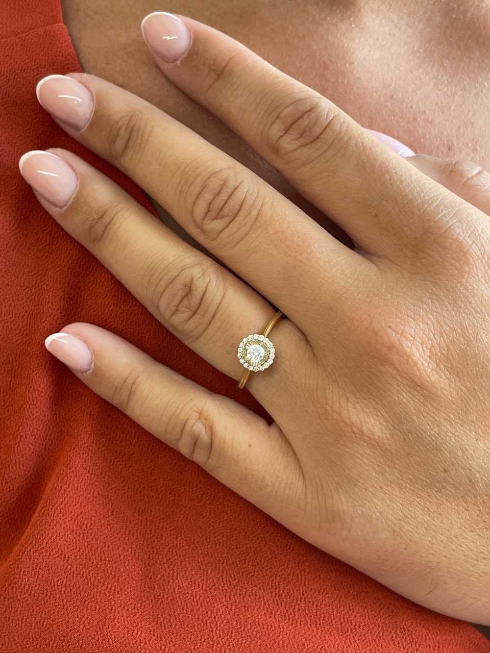 Anillo MANGABA solitario roseta con diamantes en oro amarillo de 18 ktes.