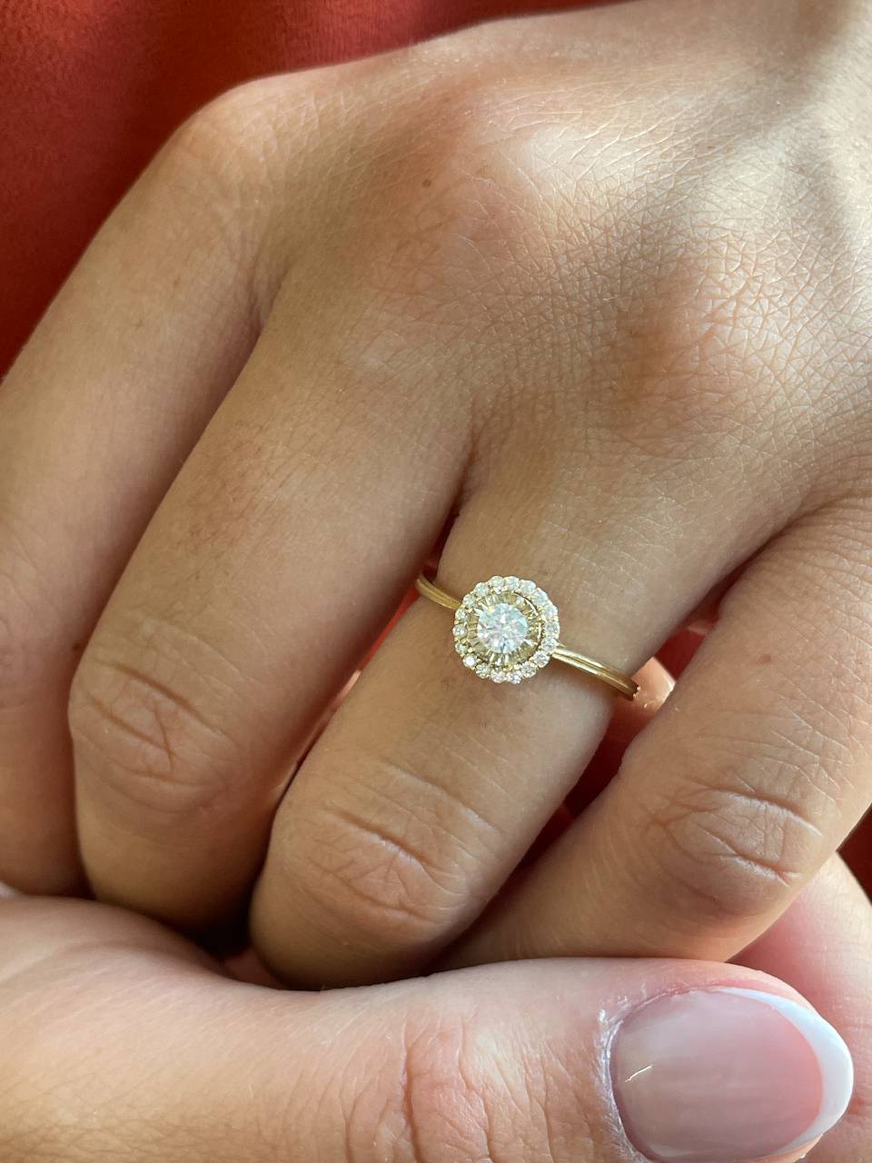 Anillo MANGABA solitario roseta con diamantes en oro amarillo de 18 ktes.