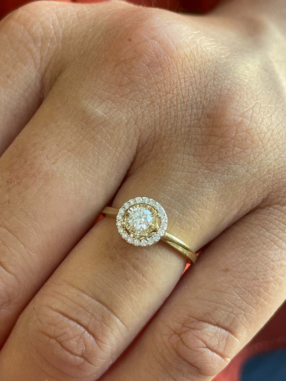 Anillo CARDIFF solitario roseta con diamantes en oro amarillo de 18 ktes.