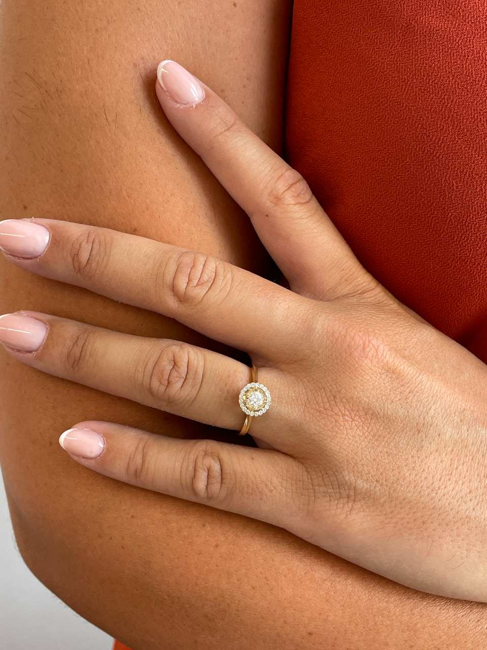 Anillo CARDIFF solitario roseta con diamantes en oro amarillo de 18 ktes.