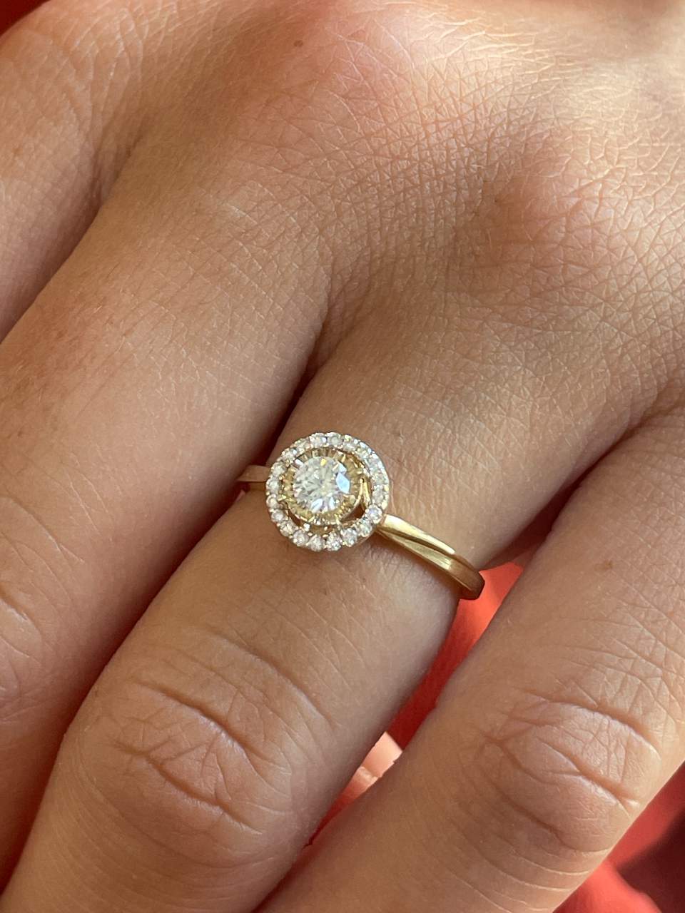 Anillo CARDIFF solitario roseta con diamantes en oro amarillo de 18 ktes.