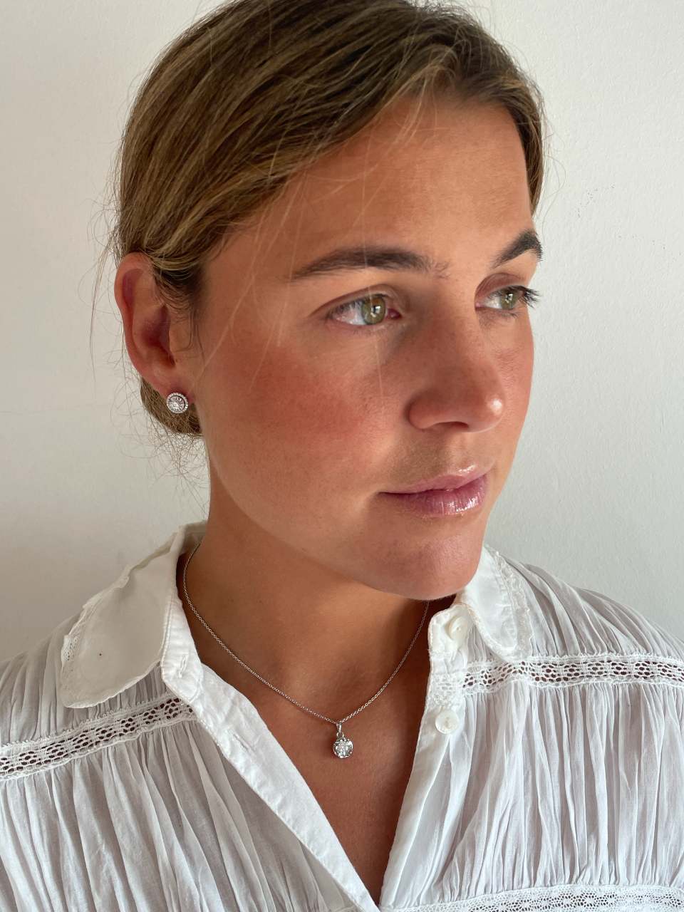 ALGUER pendant, 18k white gold charm with brilliant illusion view.