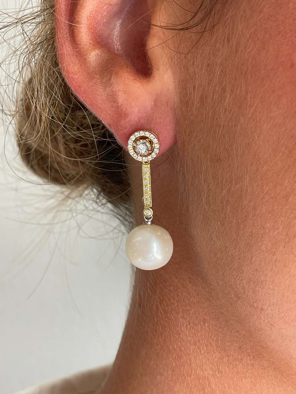 MUNICH detachable earrings in 18k yellow and white gold with diamonds.