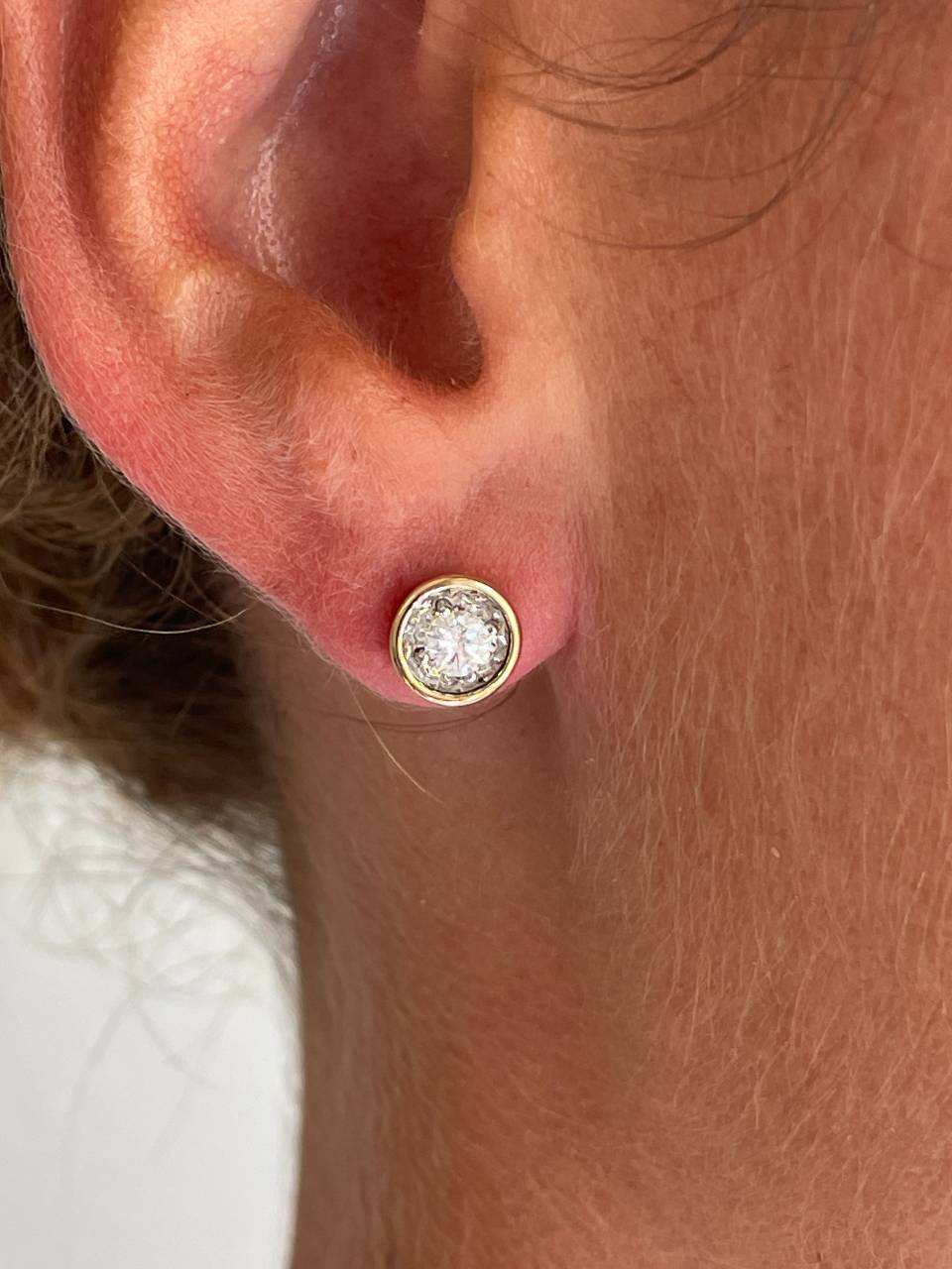 Pendiente MANAOS dormilones de brillantes en oro blanco y amarillo 18 ktes