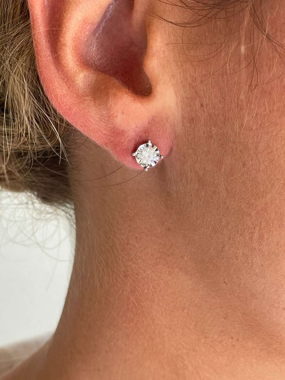 GUANA stud earrings with diamond studs and claw setting in 18k white gold.