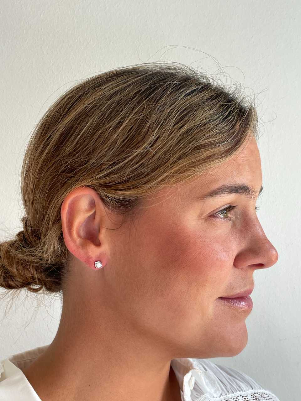 GUANA stud earrings with diamond studs and claw setting in 18k white gold.