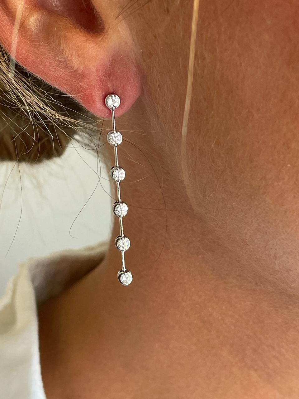 Pendiente KEI largos en oro blanco de 18 kilates con brillantes