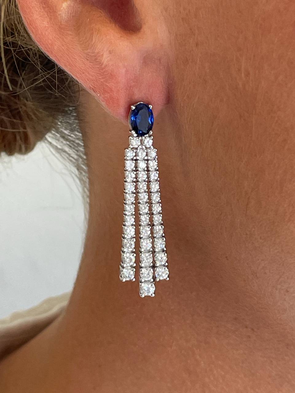 Pendientes TEMPIO largos oro blanco 18 ktes zafiros y brillantes