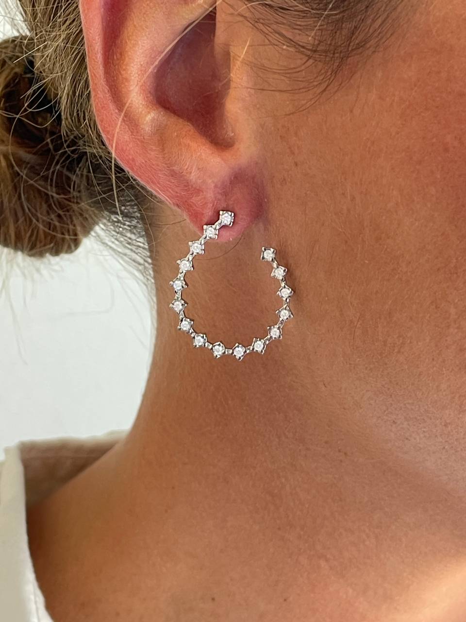 WINDSOR open hoop earring in 18k white gold with diamonds