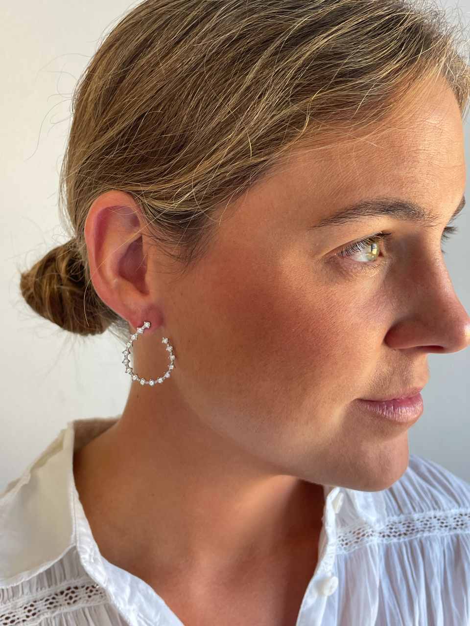 WINDSOR open hoop earring in 18k white gold with diamonds