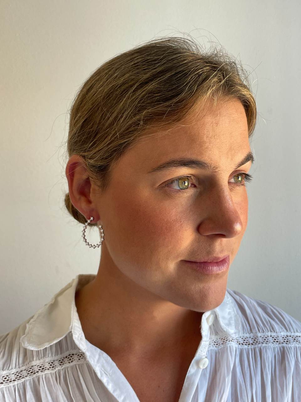 WINDSOR open hoop earring in 18k white gold with diamonds