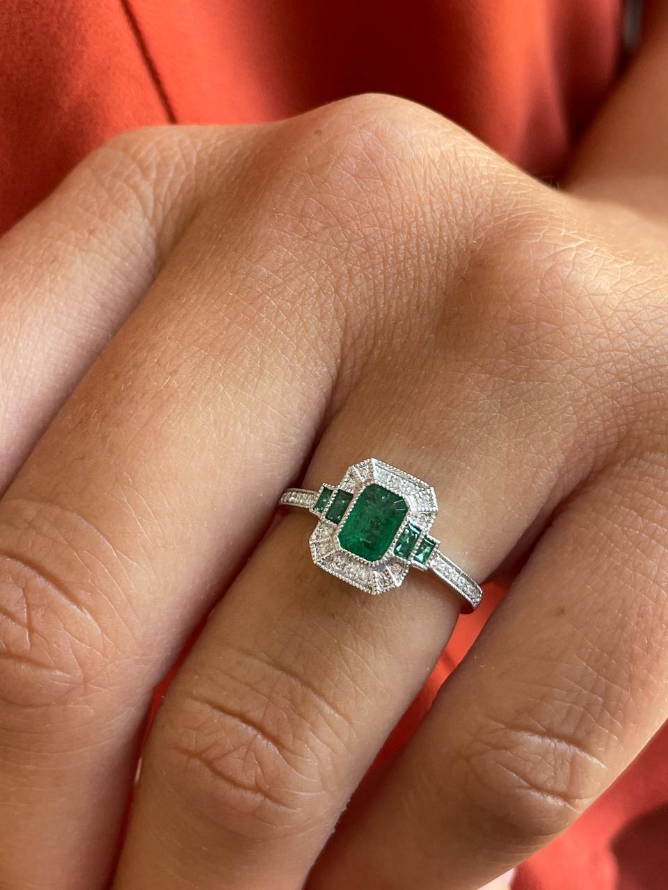 Anillo DORTMUND roseta esmeralda baguettes y brillantes en oro blanco 18 ktes.