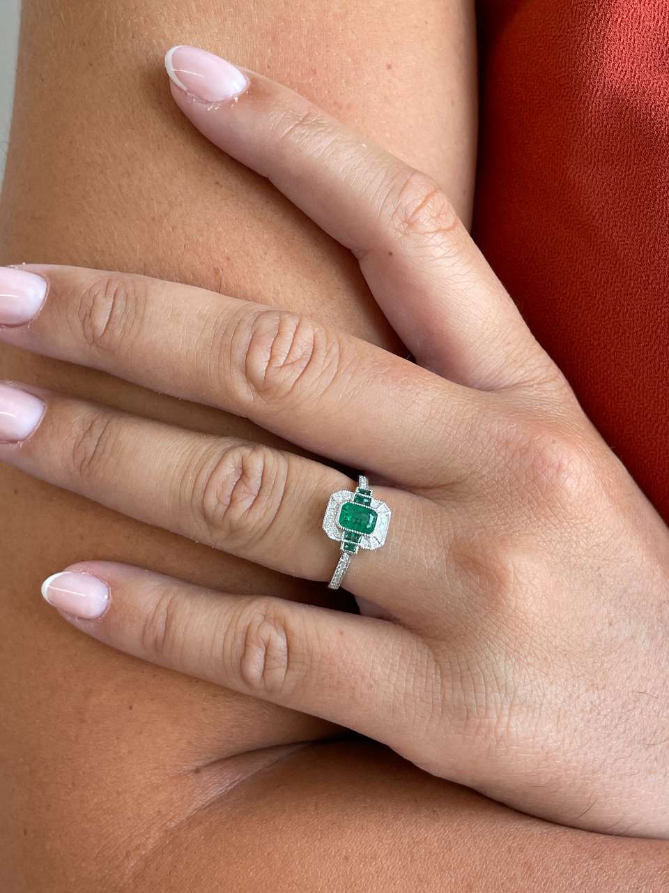 Anillo DORTMUND roseta esmeralda baguettes y brillantes en oro blanco 18 ktes.