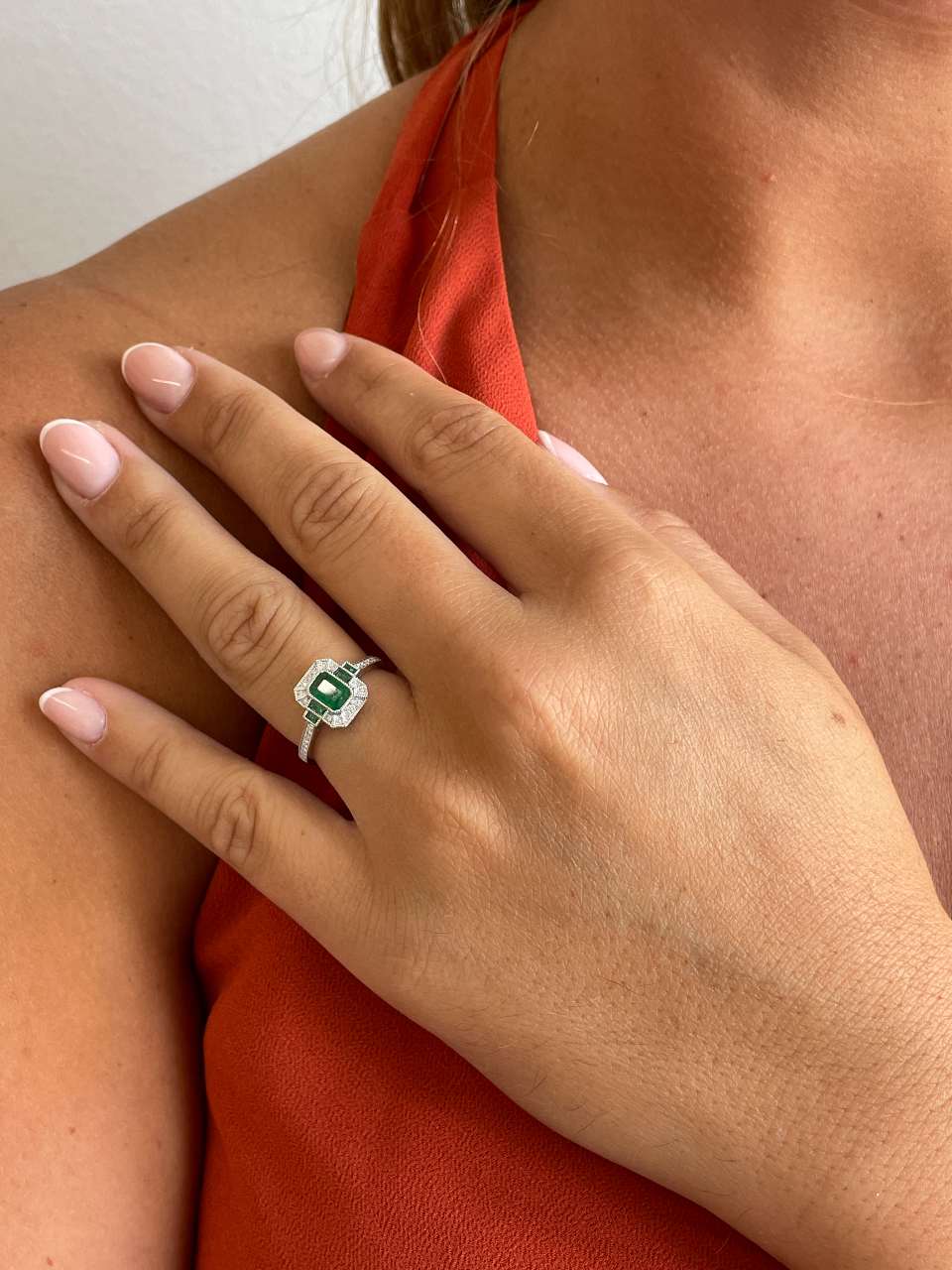 Anillo DORTMUND roseta esmeralda baguettes y brillantes en oro blanco 18 ktes.