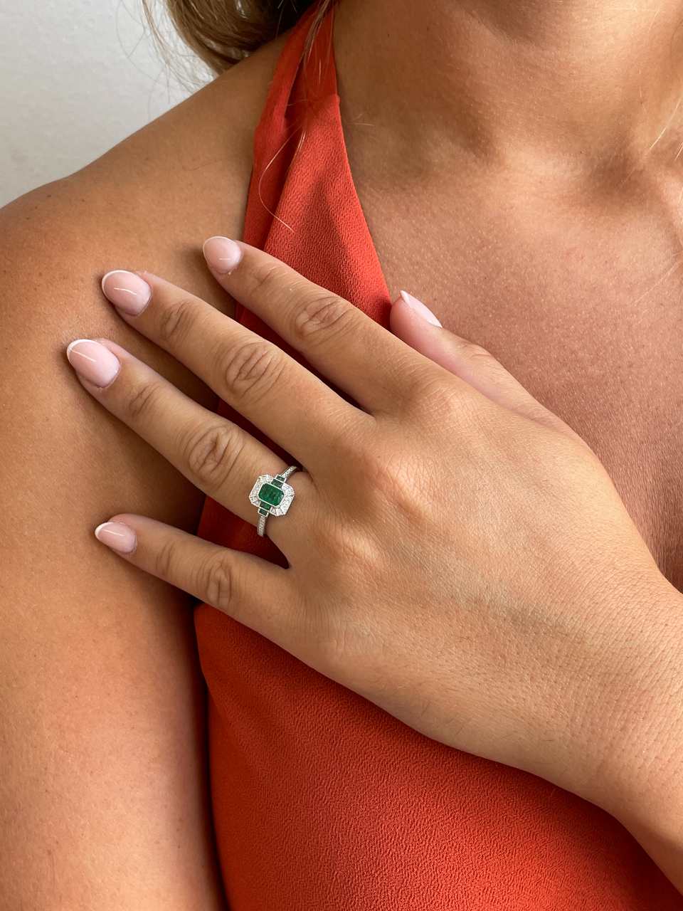 Anillo DORTMUND roseta esmeralda baguettes y brillantes en oro blanco 18 ktes.