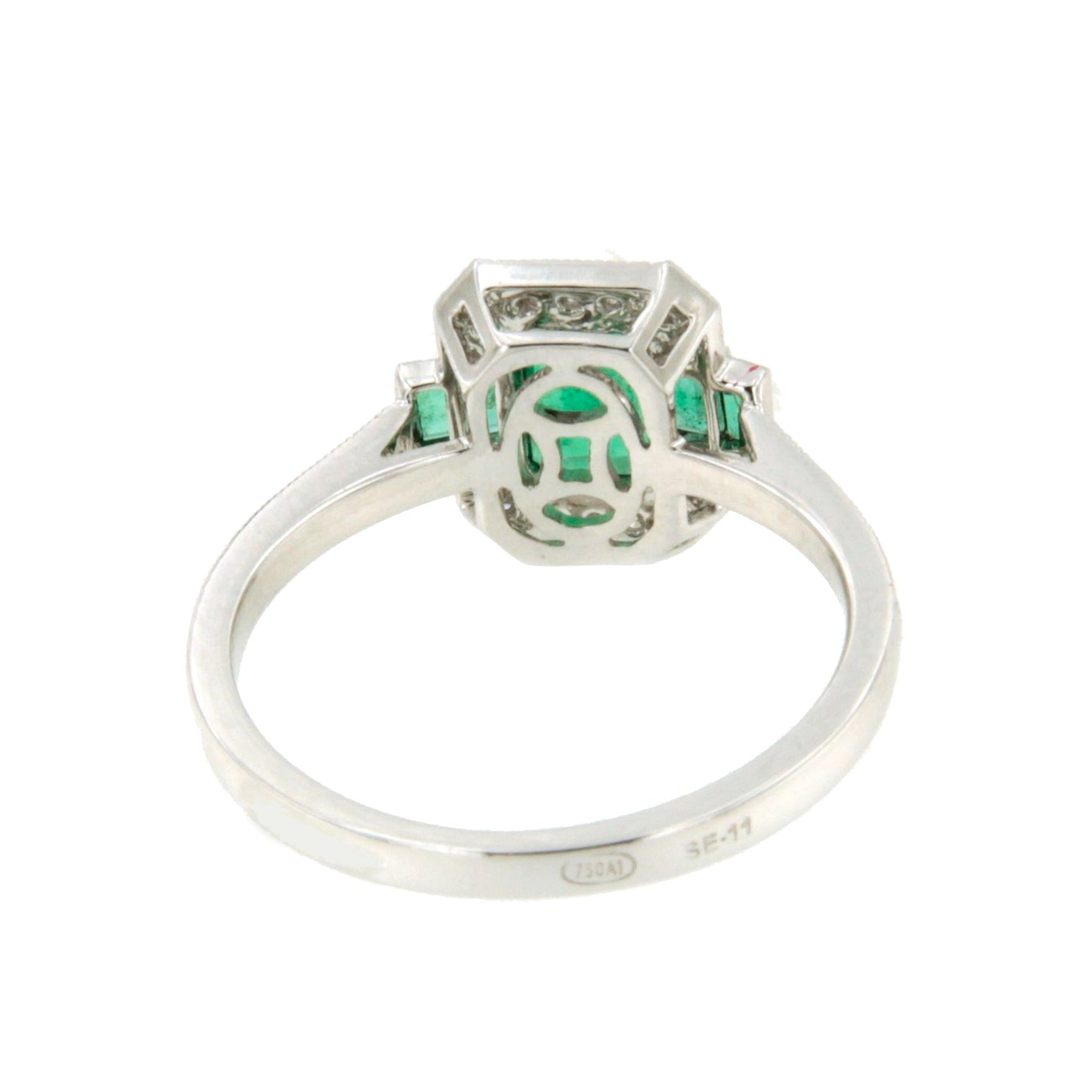 Anillo DORTMUND roseta esmeralda baguettes y brillantes en oro blanco 18 ktes.