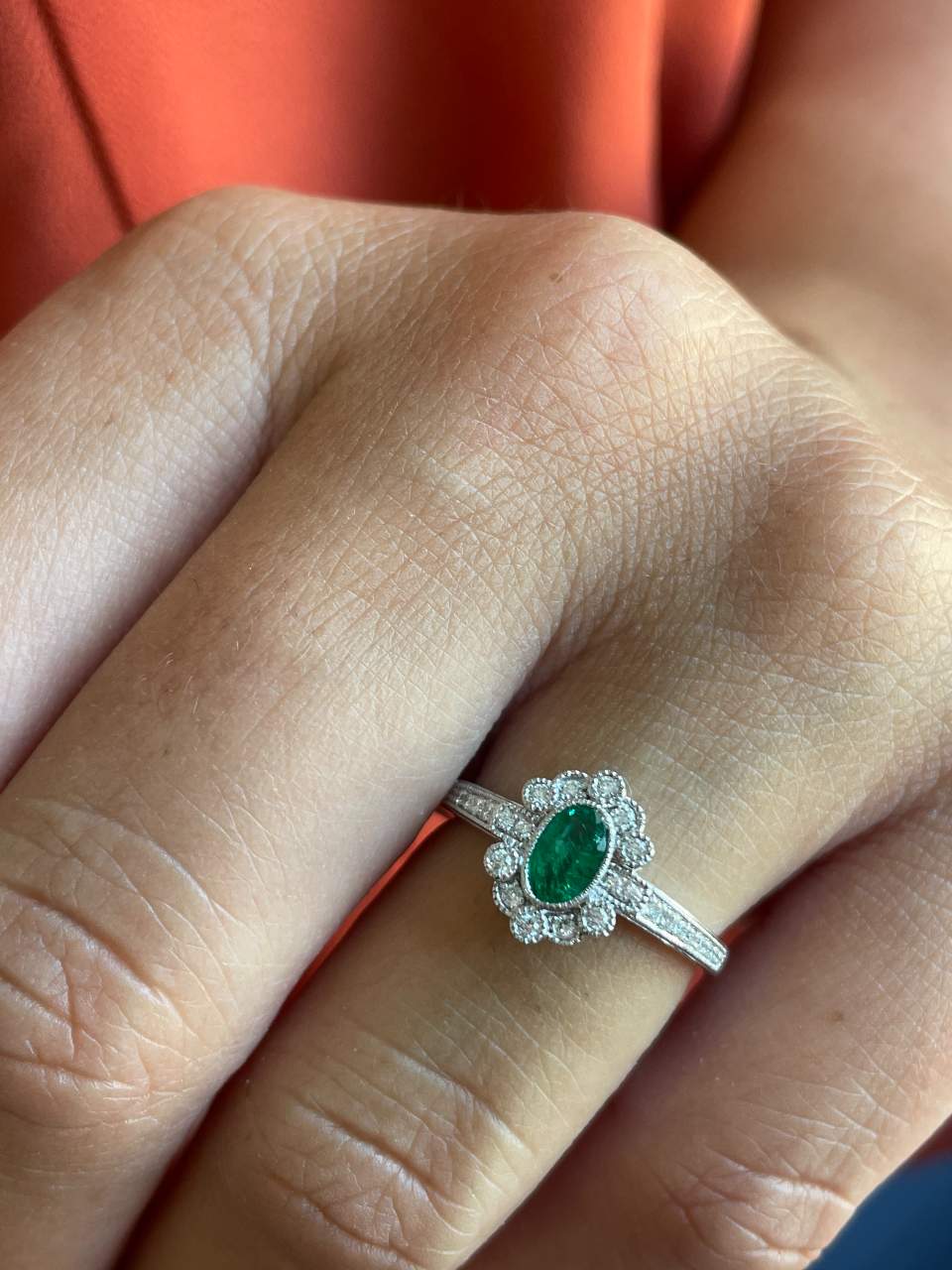 Anillo LONGA roseta esmeralda oval y brillantes oro blanco de 18 ktes.