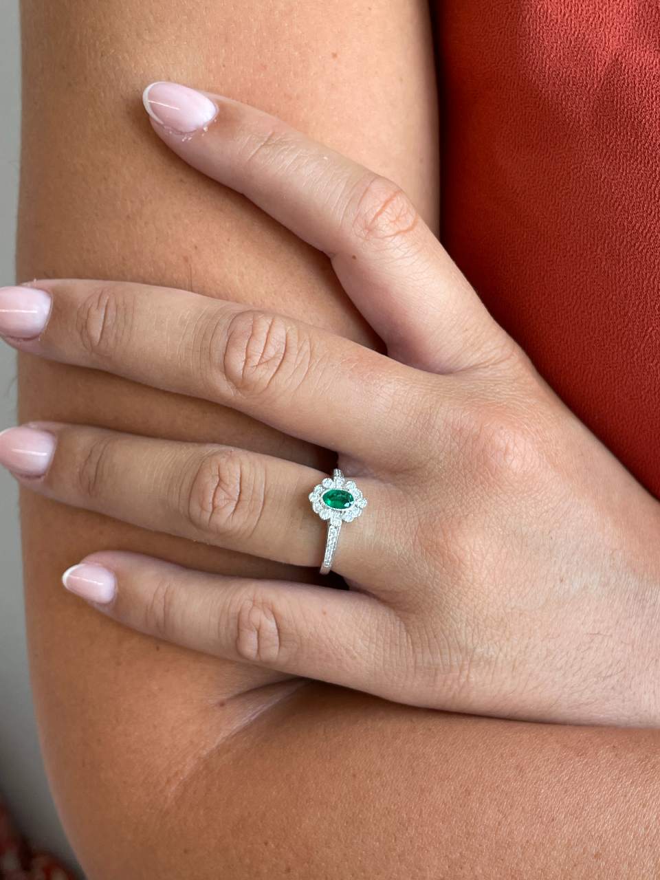 Anillo LONGA roseta esmeralda oval y brillantes oro blanco de 18 ktes.