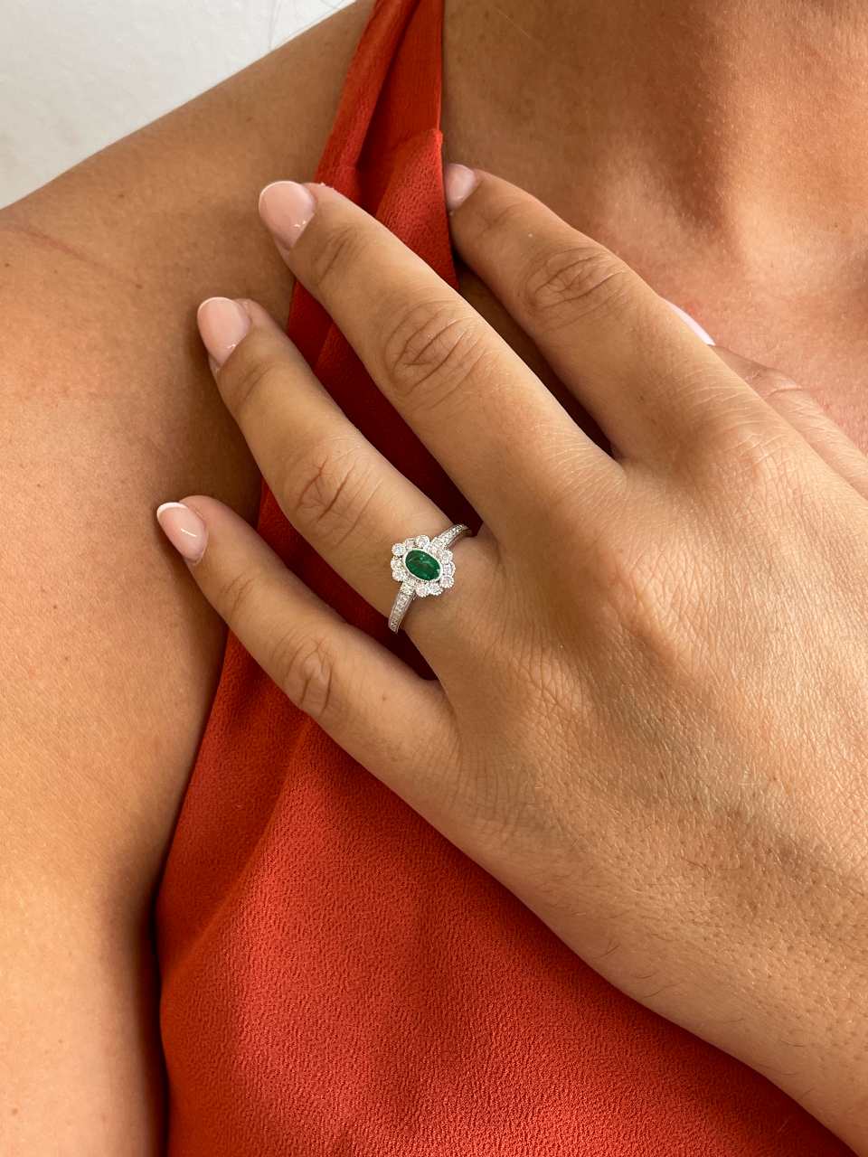 Anillo LONGA roseta esmeralda oval y brillantes oro blanco de 18 ktes.