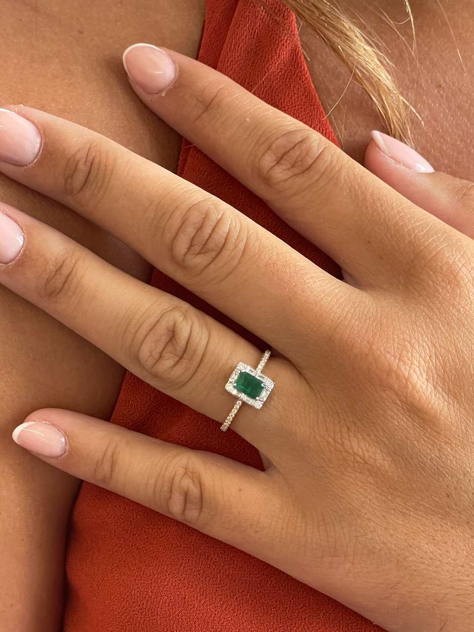 Anillo TAMARINDO roseta esmeralda, rubi o zafiro y brillantes oro blanco 18 ktes