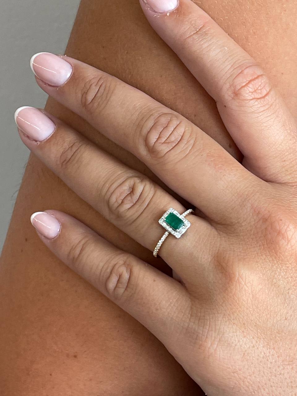 Anillo TAMARINDO roseta esmeralda, rubi o zafiro y brillantes oro blanco 18 ktes