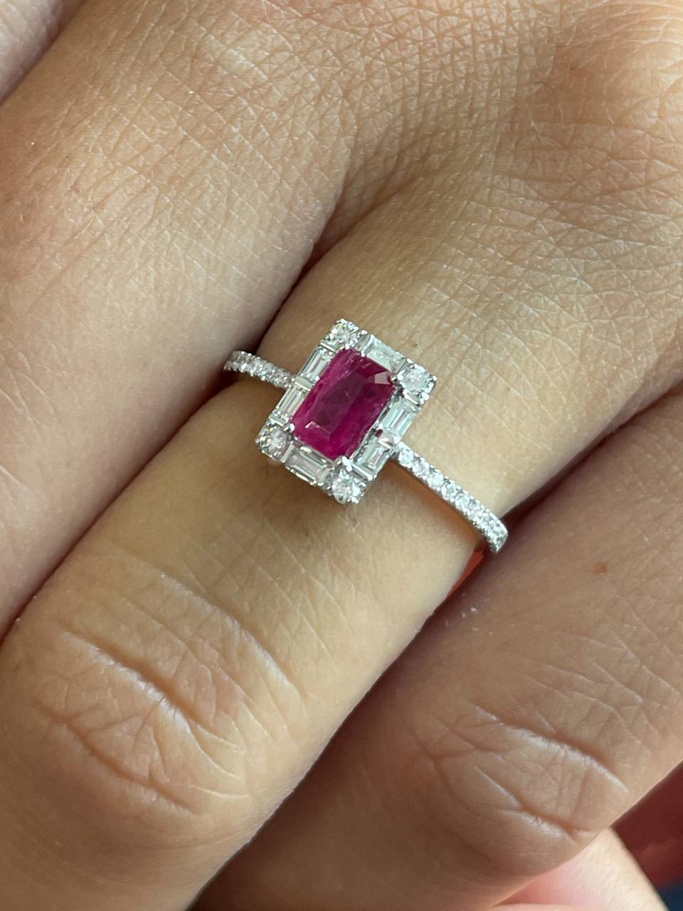 Anillo TAMARINDO roseta esmeralda, rubi o zafiro y brillantes oro blanco 18 ktes