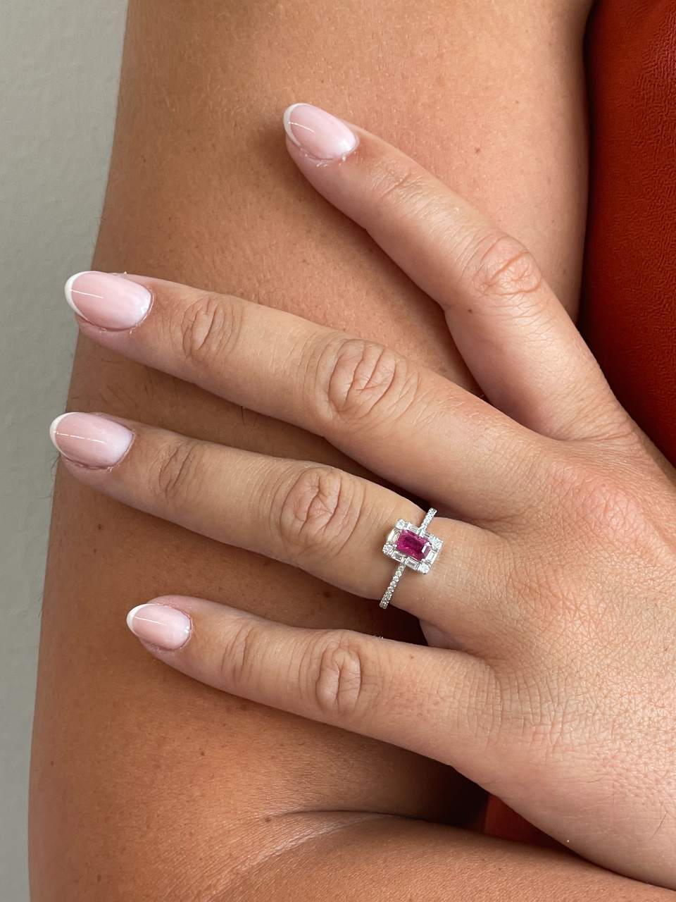 Anillo TAMARINDO roseta esmeralda, rubi o zafiro y brillantes oro blanco 18 ktes