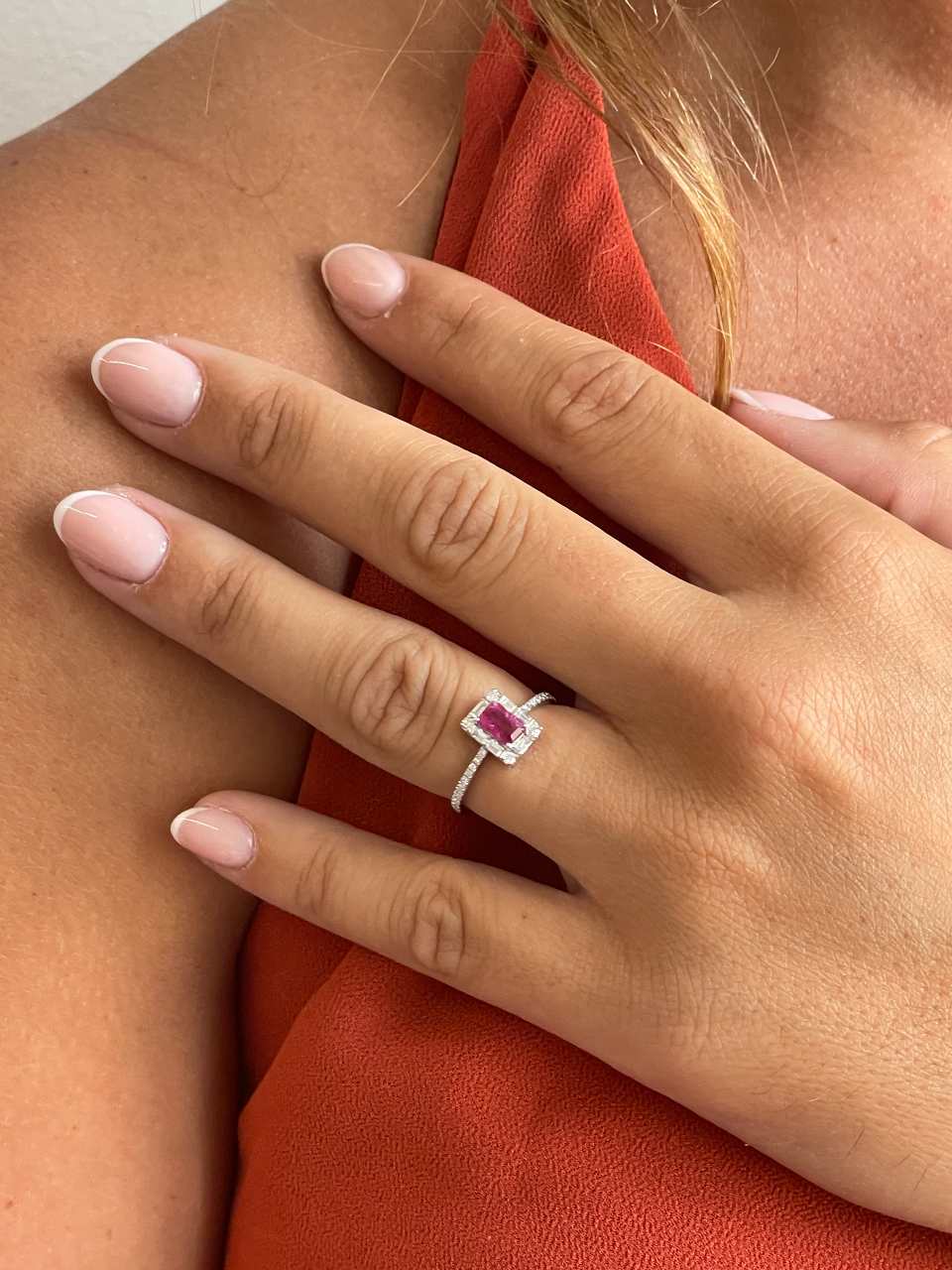 Anillo TAMARINDO roseta esmeralda, rubi o zafiro y brillantes oro blanco 18 ktes