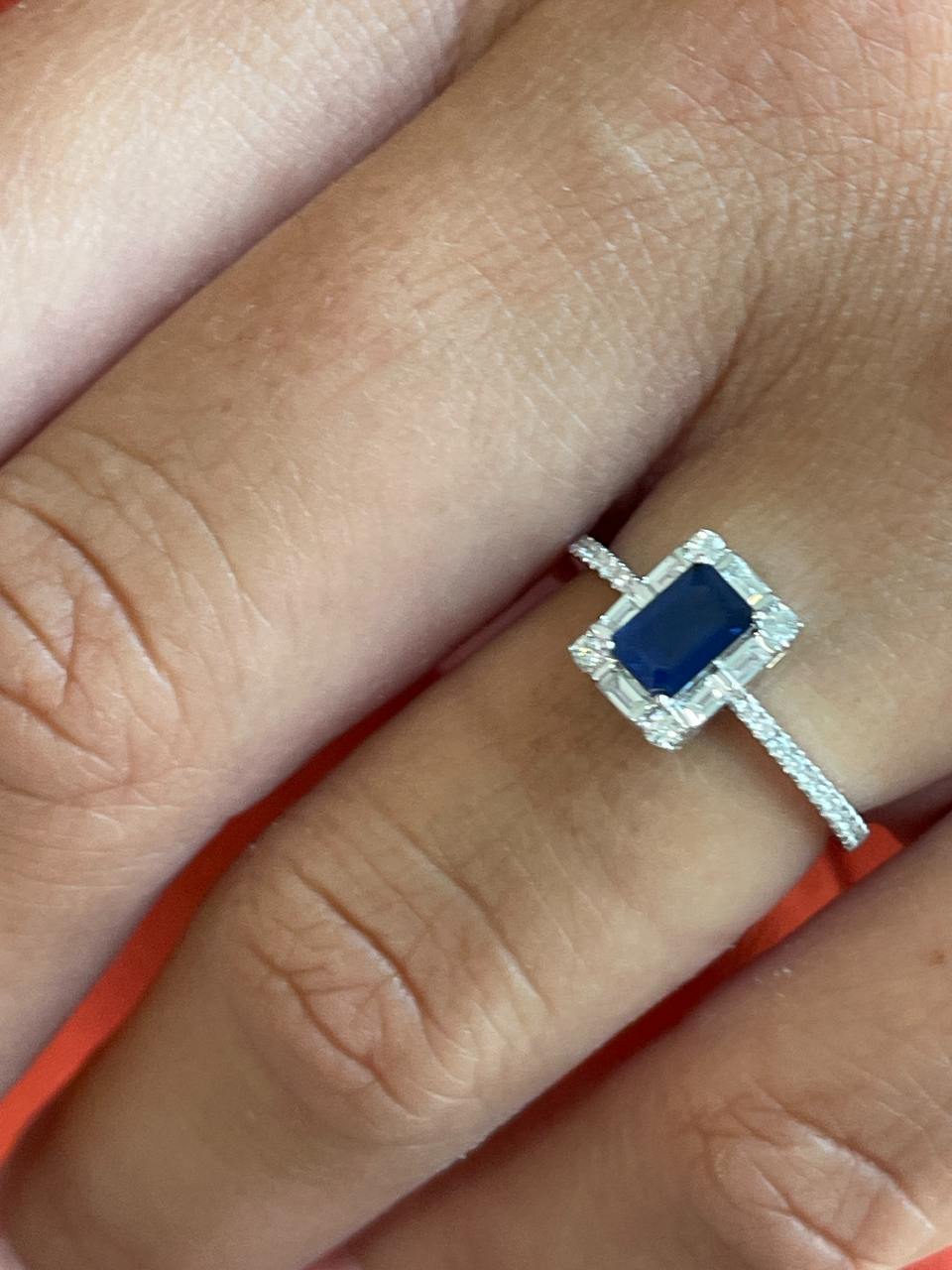 Anillo TAMARINDO roseta esmeralda, rubi o zafiro y brillantes oro blanco 18 ktes