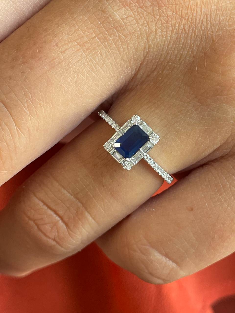 Anillo TAMARINDO roseta esmeralda, rubi o zafiro y brillantes oro blanco 18 ktes