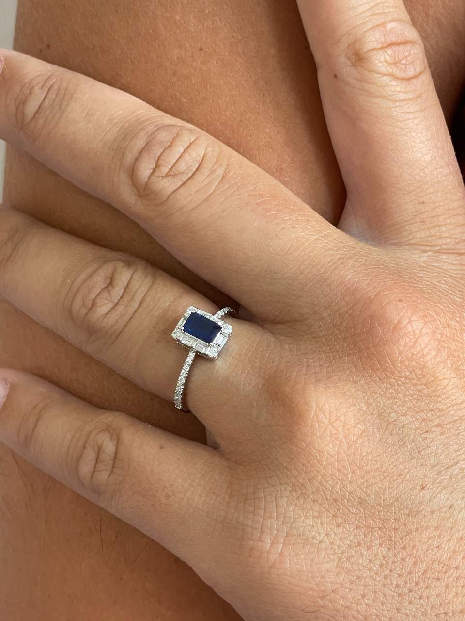 Anillo TAMARINDO roseta esmeralda, rubi o zafiro y brillantes oro blanco 18 ktes