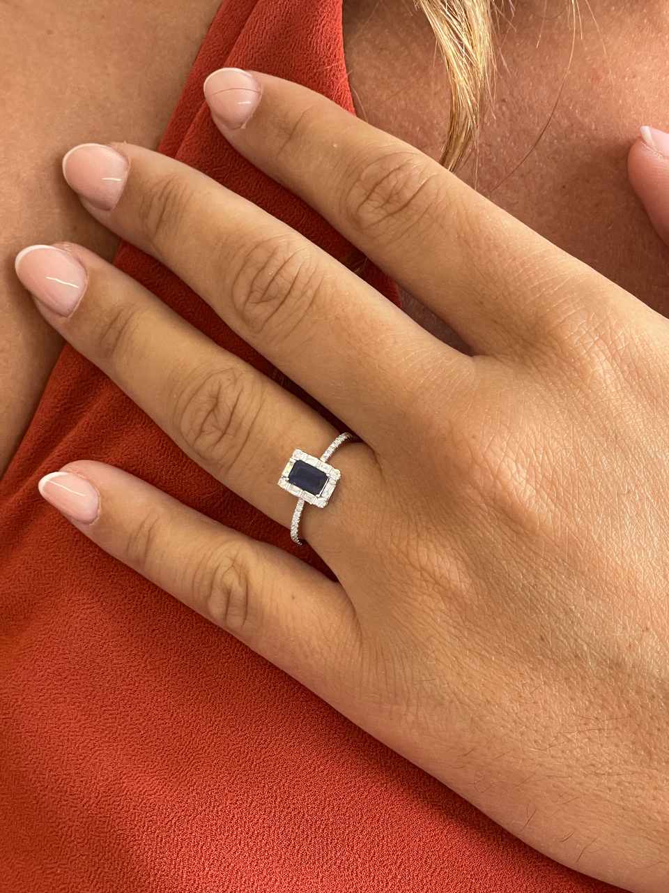 Anillo TAMARINDO roseta esmeralda, rubi o zafiro y brillantes oro blanco 18 ktes