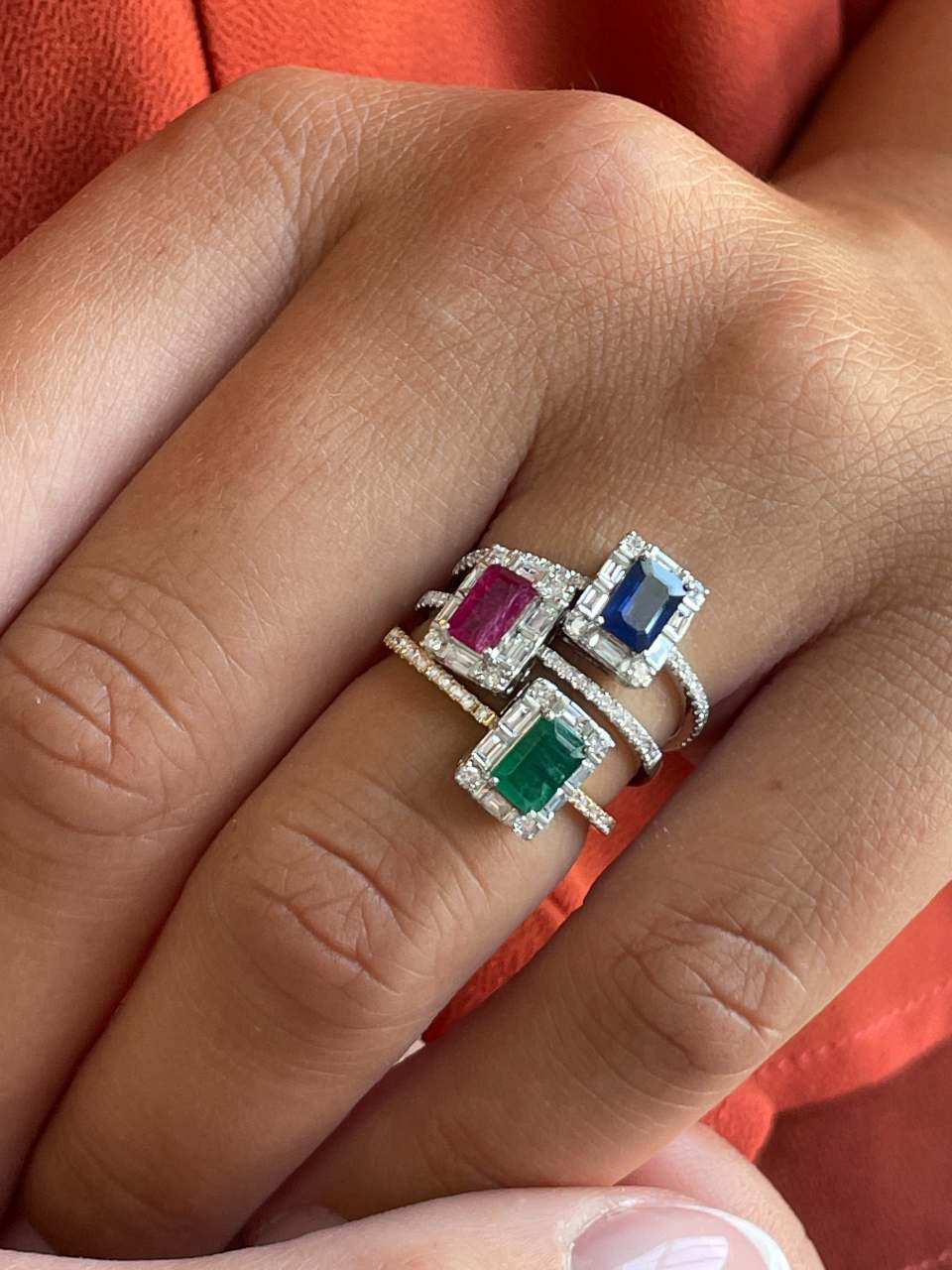 Anillo TAMARINDO roseta esmeralda, rubi o zafiro y brillantes oro blanco 18 ktes
