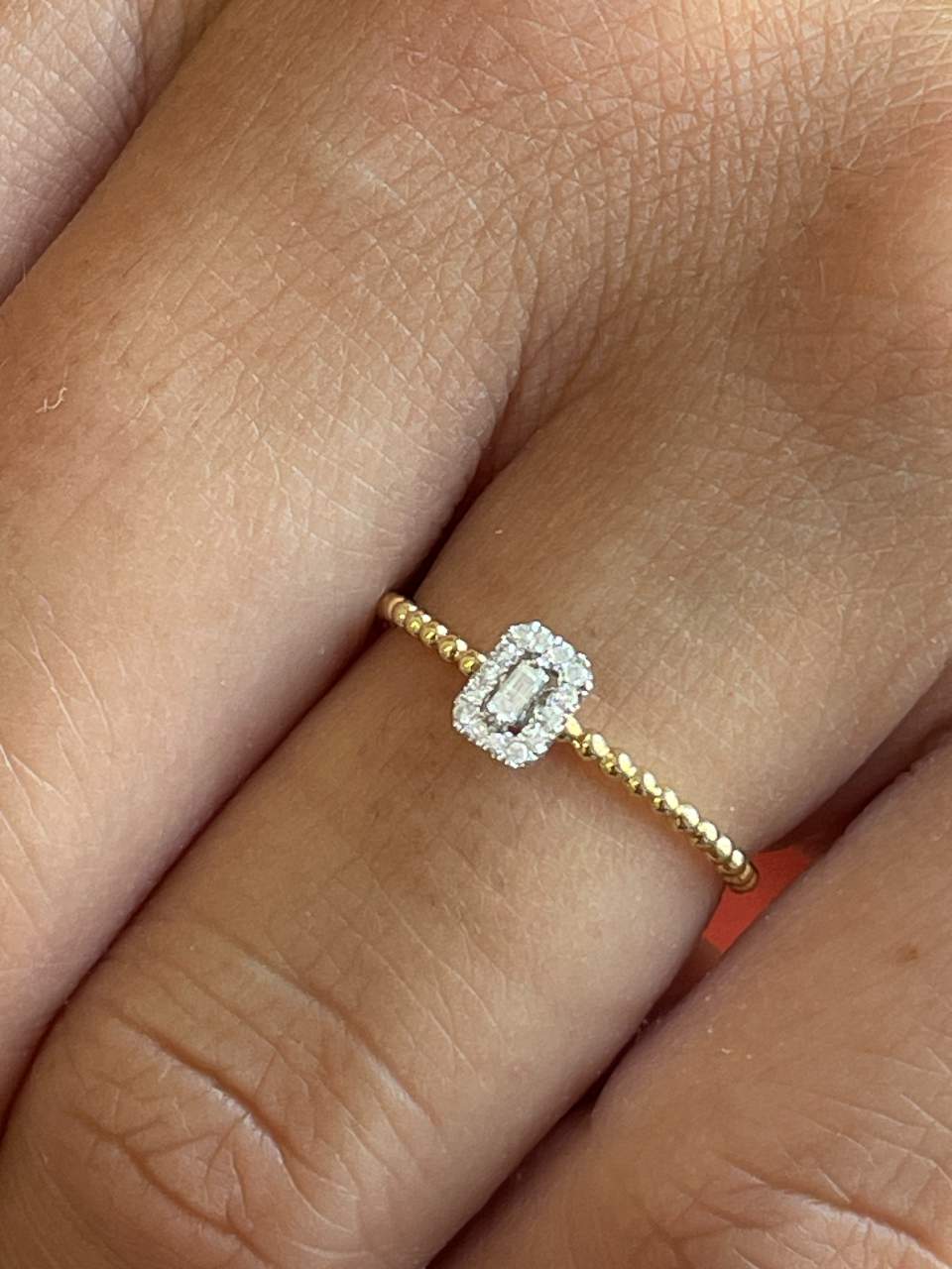 Anillo JAMBOLAN fino centro con diamantes en oro amarillo de 18 ktes